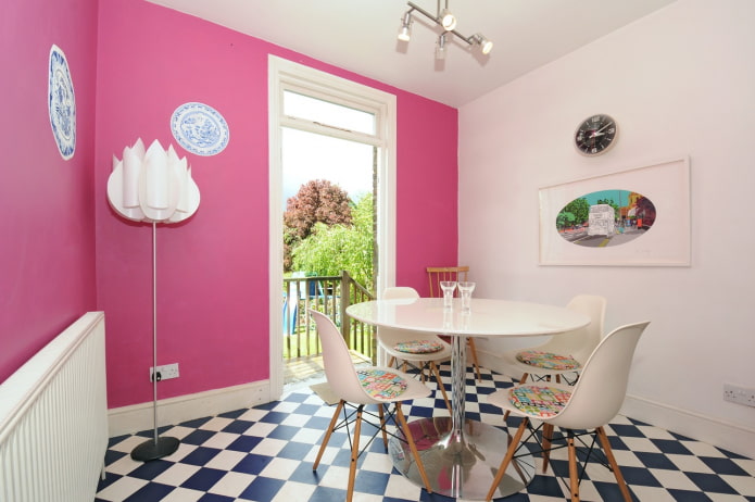 Murs roses dans la cuisine