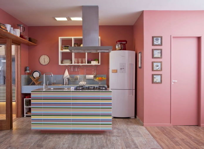Murs roses dans la cuisine