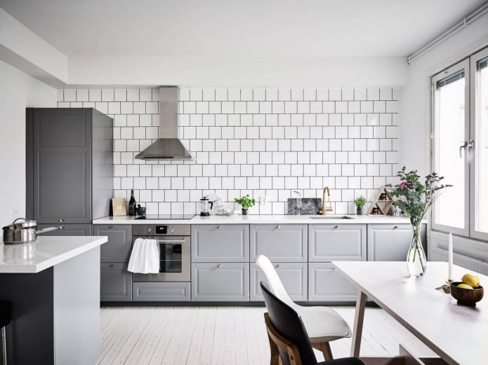 murs blancs dans l'intérieur de la cuisine