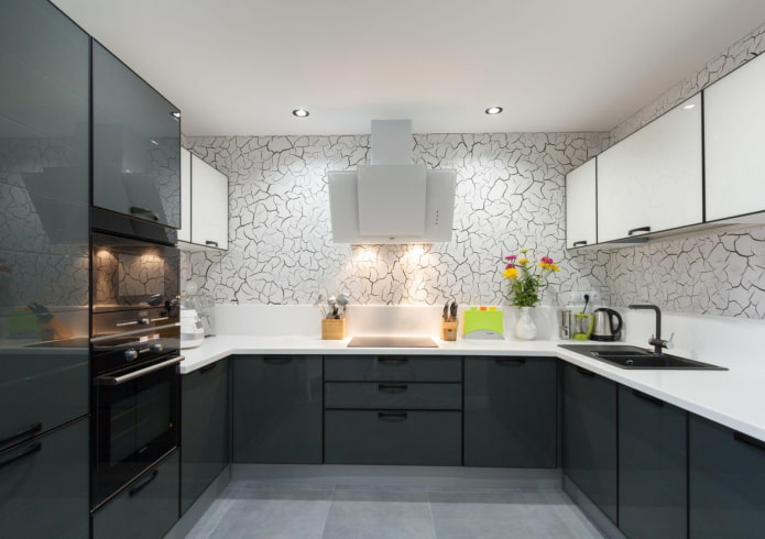 Murs gris dans la cuisine