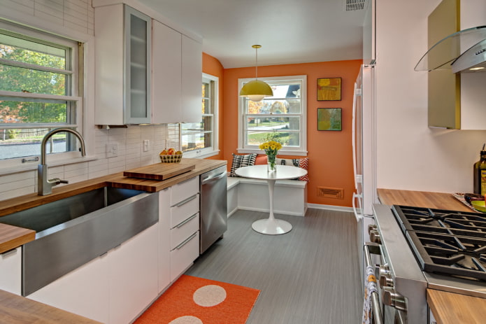 Murs orange dans la cuisine