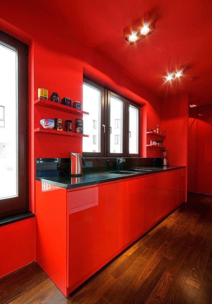murs rouges dans la cuisine