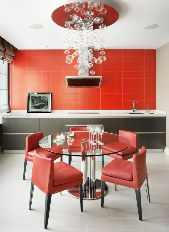 Murs rouges dans la cuisine