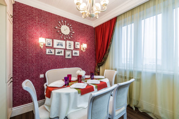 murs bordeaux dans la cuisine
