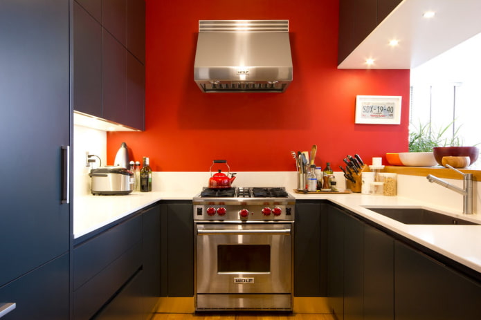 Murs rouges dans la cuisine