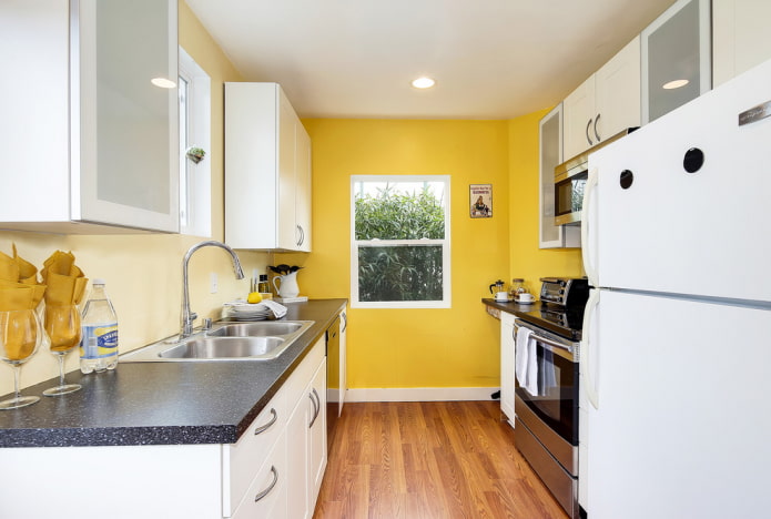 murs jaunes dans l'intérieur de la cuisine