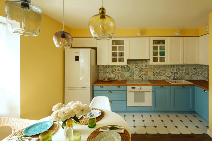 murs jaunes dans l'intérieur de la cuisine
