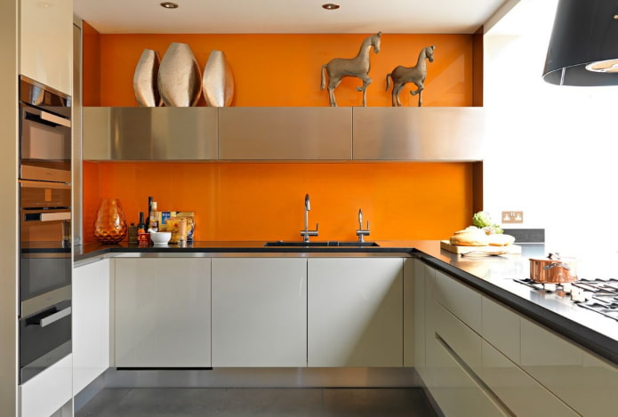Murs orange dans la cuisine