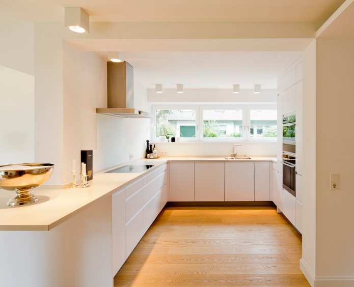 Intérieur de cuisine blanche avec plan de travail vanille