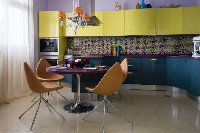 Combinaison d'une table et d'un plan de travail violets