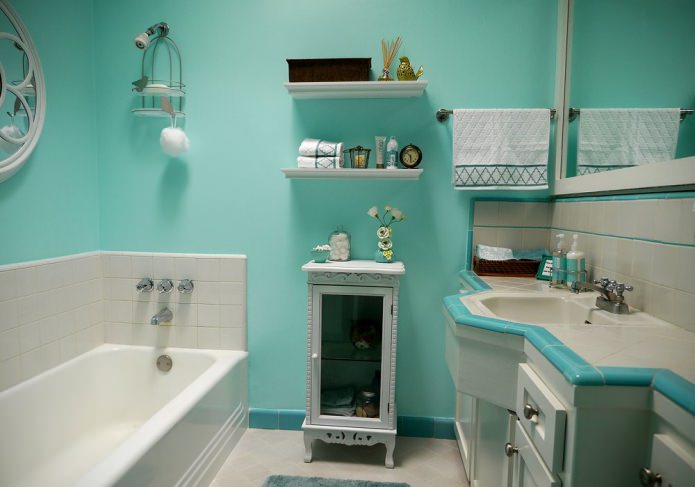 Blanc et turquoise dans la salle de bain