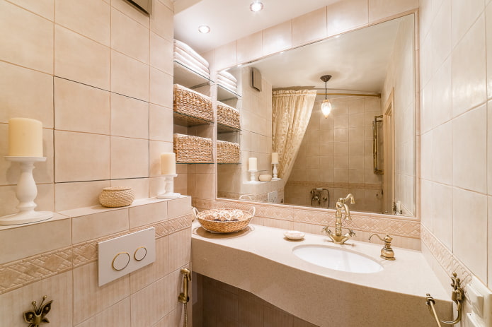 salle de bain beige avec robinet doré