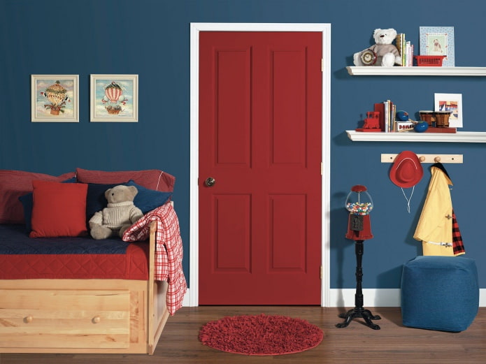 Plinthe claire, sol foncé, porte rouge