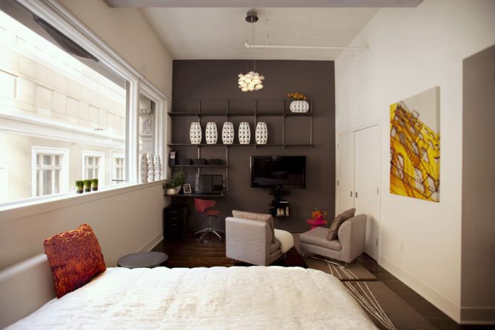 Combinaison de couleurs pour les murs, le sol et le plafond dans une pièce étroite