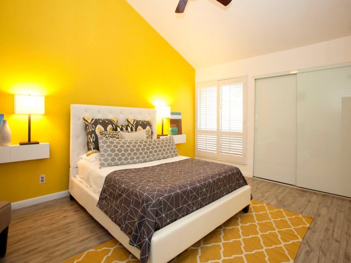 Intérieur de chambre jaune et blanc