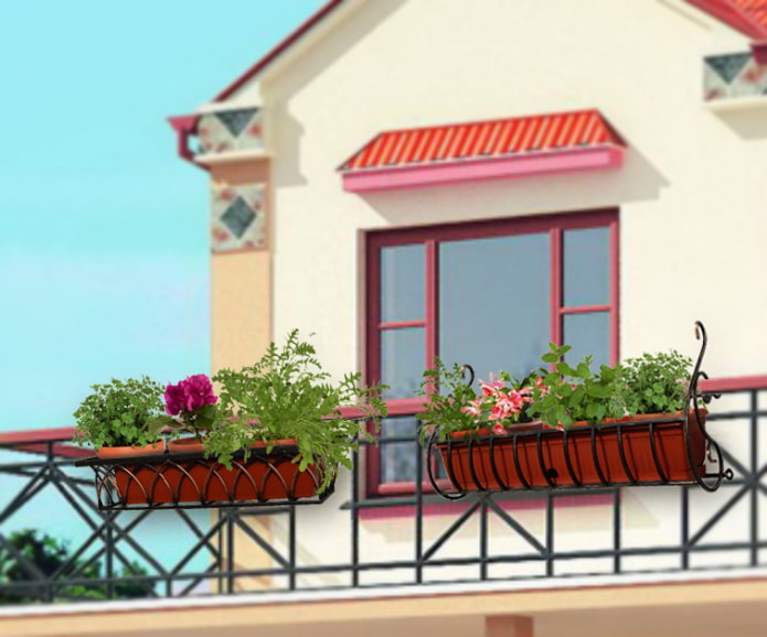 paniers avec fleurs