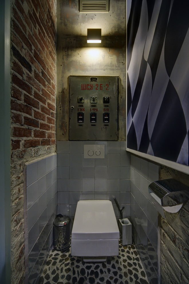 Petites toilettes sombres