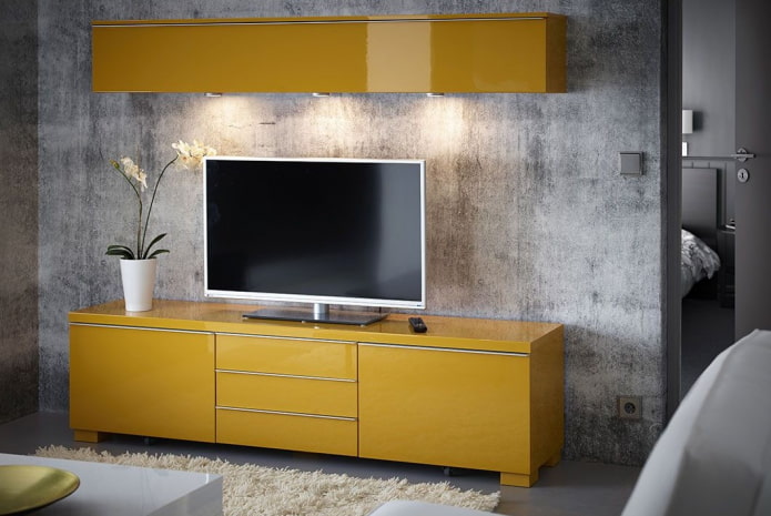 Meuble sous un téléviseur jaune à l'intérieur