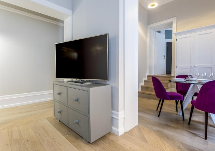 Meuble TV gris à l'intérieur