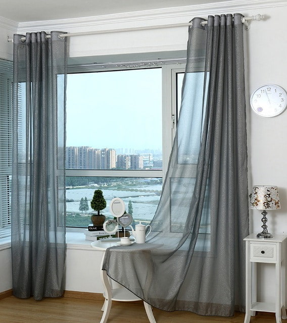 Tulle gris à l'intérieur