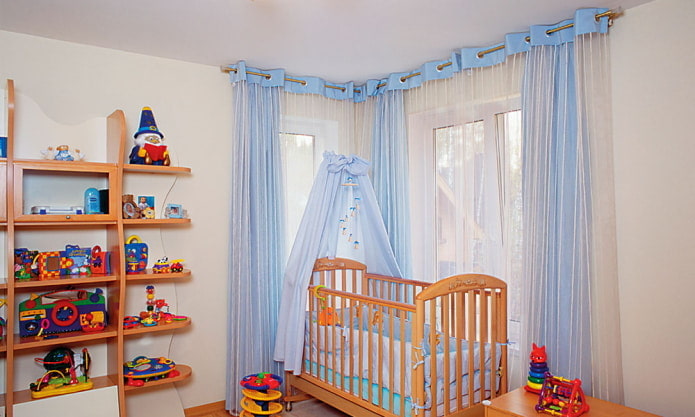 rideaux à œillets dans une chambre d'enfant