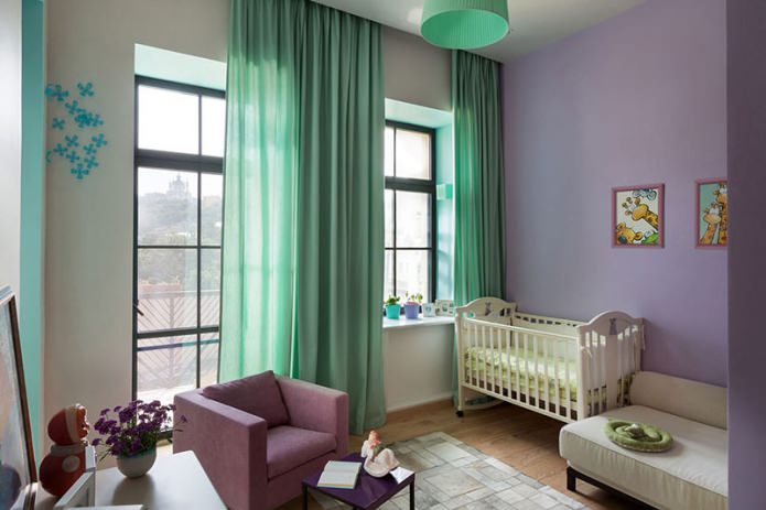tulle vert dans la chambre de bébé