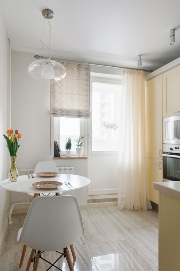 Store romain et tulle dans la cuisine