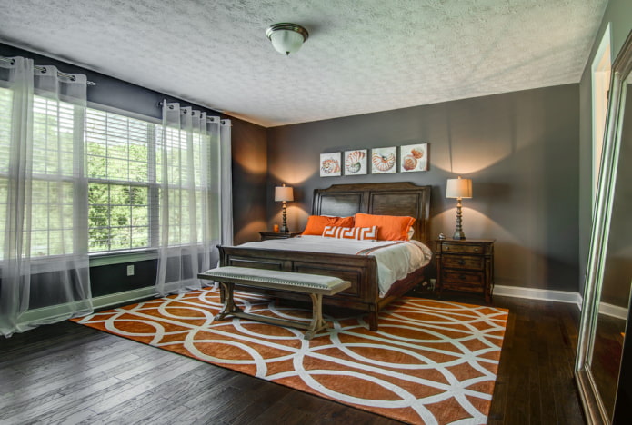 Rideaux en tulle à œillets dans la chambre
