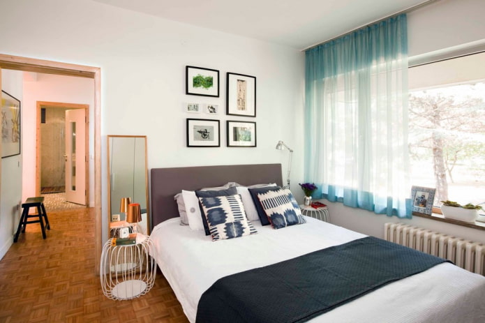 rideaux turquoise dans la chambre