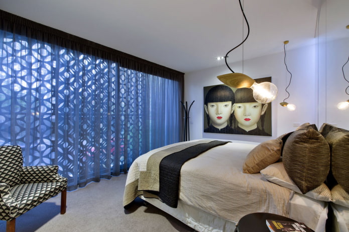 longs rideaux dans l'intérieur de la chambre