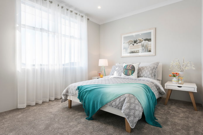 Rideaux en tulle à œillets dans la chambre
