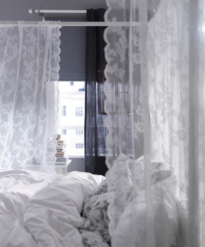 Rideaux en dentelle dans la chambre