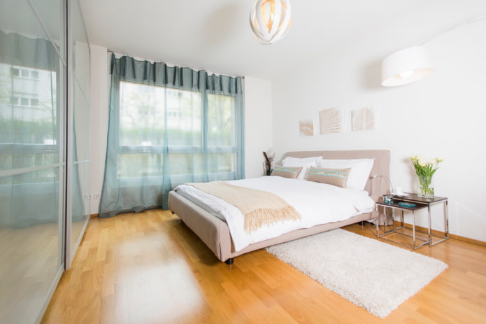 rideaux turquoise dans la chambre