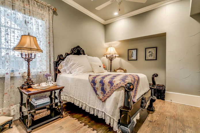 rideaux brodés dans la chambre