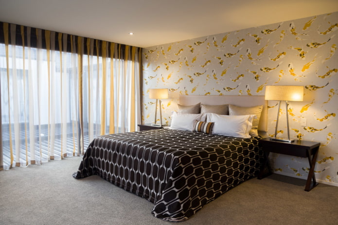 Rideaux à rayures dans la chambre