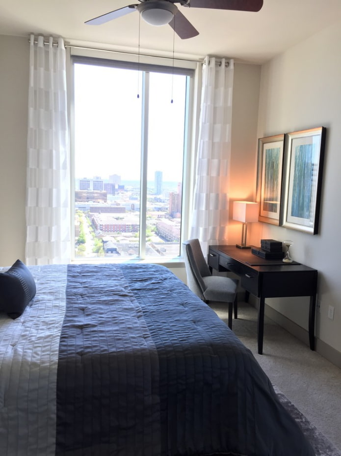Rideaux à rayures dans la chambre