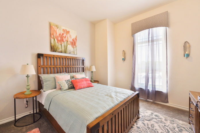 Rideaux lilas dans une chambre