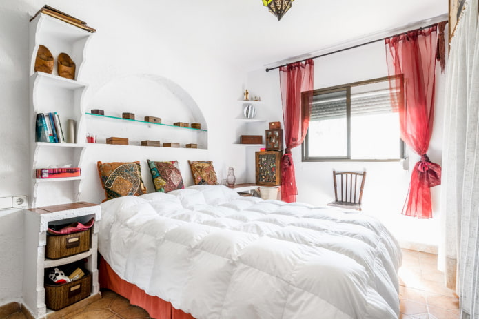 rideaux rouges dans la chambre