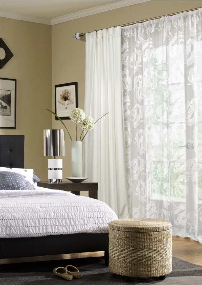 rideaux à imprimé floral dans la chambre
