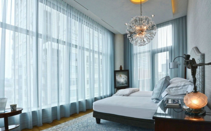 rideaux bleus dans l'intérieur de la chambre