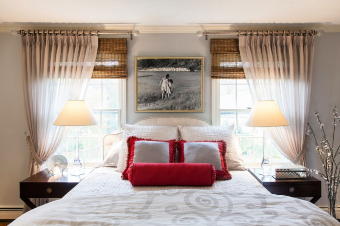 rideaux combinés avec des stores romains dans la chambre
