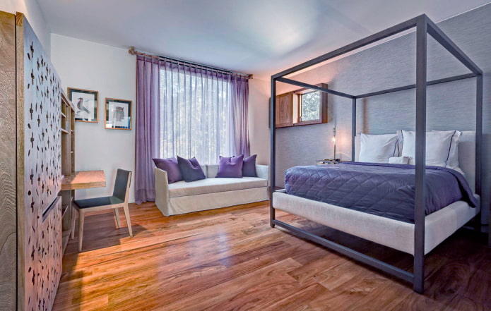 Rideaux lilas dans une chambre