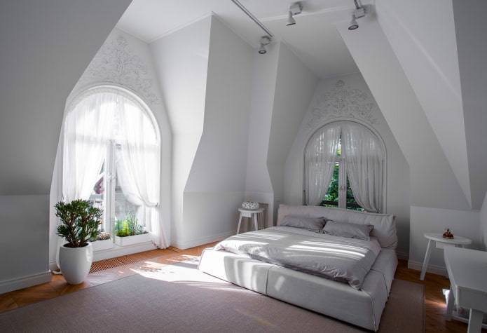 Rideaux sur fenêtres arc-en-ciel dans la chambre