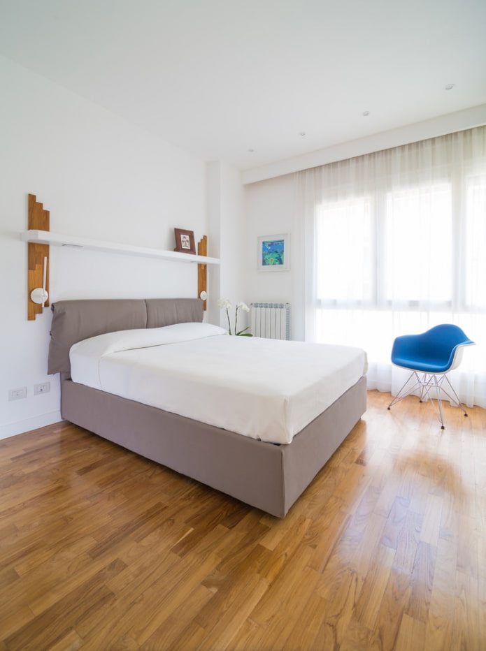 Rideaux blancs dans la chambre