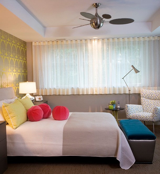 rideaux courts dans l'intérieur de la chambre