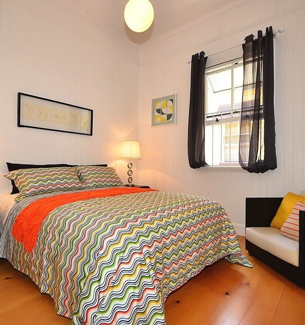 rideaux courts dans l'intérieur de la chambre