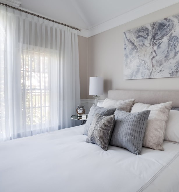 Rideaux blancs dans la chambre