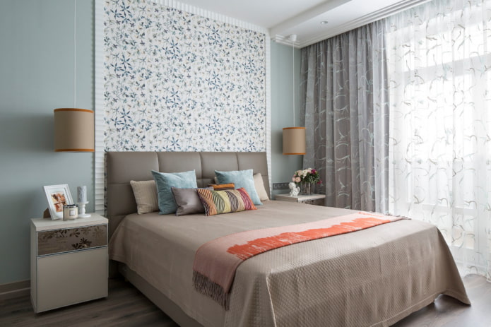 rideaux brodés dans la chambre