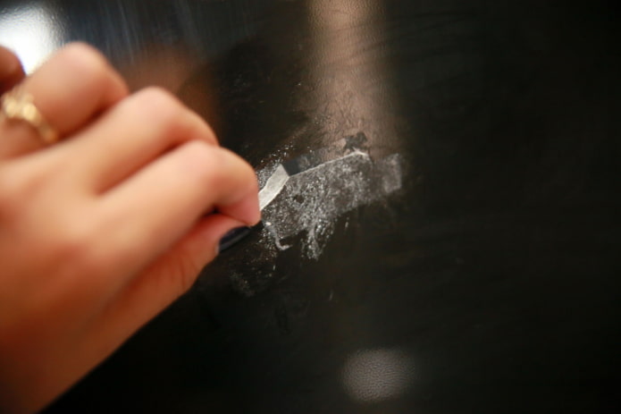 traces de scotch sur les meubles