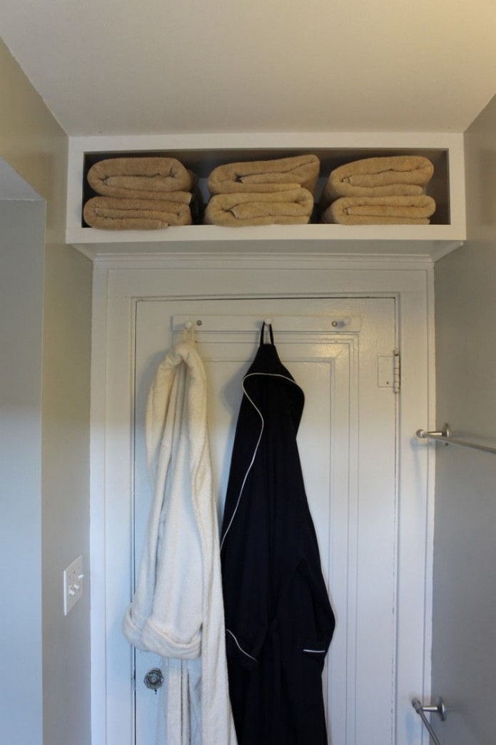 étagère avec serviettes au-dessus de la porte